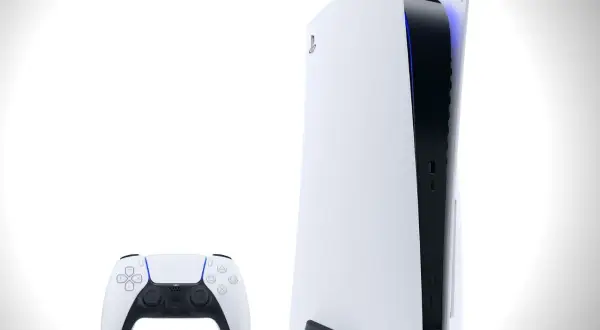 Konsola PlayStation 5 i kontroler DualSense. Pamiętasz, kiedy wyszło PS5?