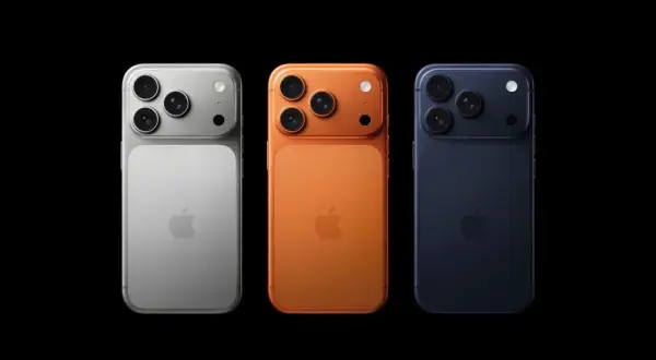 Trzy telefony iPhone 18 w kolorach srebrnym, pomarańczowym i granatowym, każdy z trzema obiektywami aparatu.
