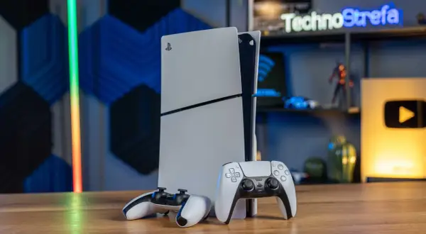 Konsola PlayStation 5 od Sony Interactive Entertainment z dwoma kontrolerami DualSense.