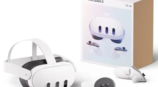 Zestaw VR Meta Quest 3: gogle, dwa kontrolery i pudełko z grafiką przedstawiającą urządzenie. Gotowy na wirtualne przygody!