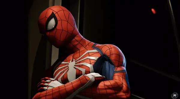 Spider-Man w swoim kultowym stroju, zamyślony. Może właśnie zdobył kolejne trofea w grze Spider-Man 2.