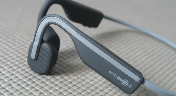 Słuchawki AfterShokz, idealne, gdy zastanawiasz się, jakie słuchawki na rower wybrać. Pozwalają słyszeć otoczenie.