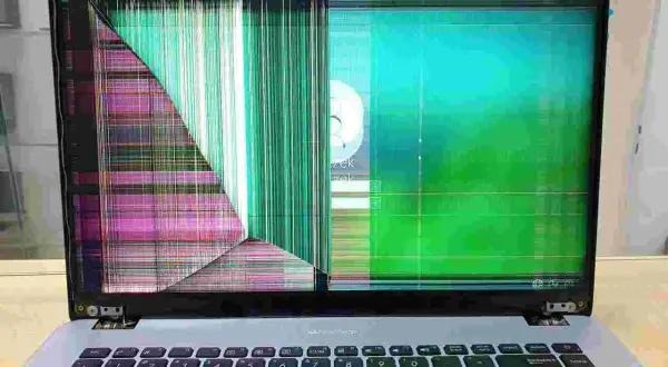 Uszkodzona matryca w laptopie wyświetla kolorowe paski i zakłócenia, uniemożliwiając normalne użytkowanie.