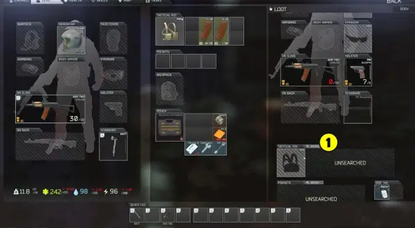 Gracz przygotowuje się do ucieczki z Tarkov na PS5, ekwipując broń i przedmioty.