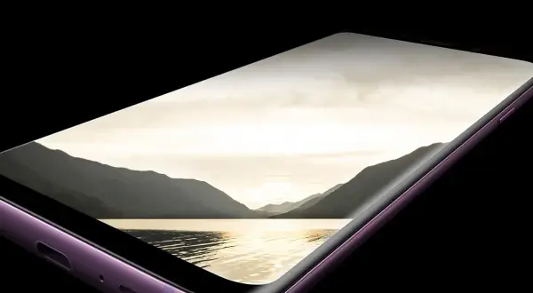 Fioletowy Samsung S9 na premierze prezentuje piękny krajobraz z jeziorem i górami.