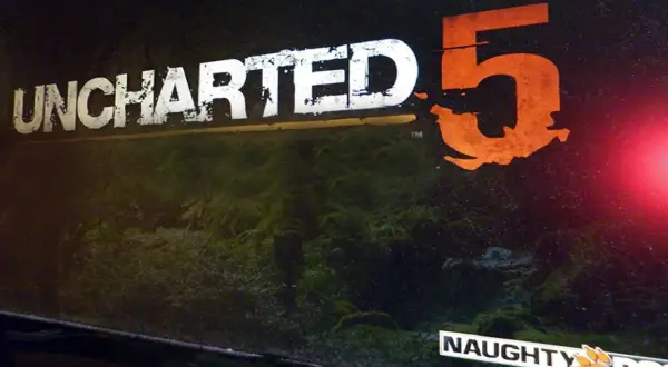 Napis "UNCHARTED 5" na tle ciemnej, leśnej scenerii. Kiedy doczekamy się tej gry?