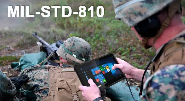 Żołnierz sprawdza dane na tablecie zgodnym ze **standardem militarnym MIL-STD-810H** podczas ćwiczeń.