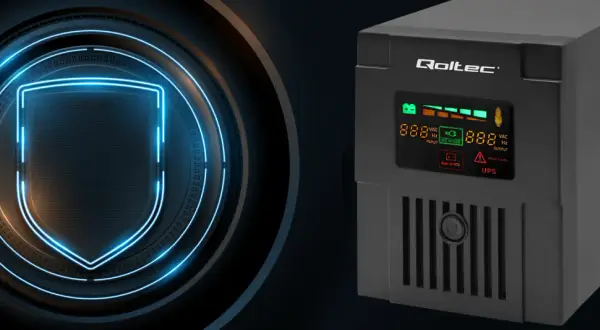 Nowoczesny UPS Qoltec chroni Twój sprzęt. Cyfrowy wyświetlacz pokazuje parametry, a neonowa tarcza symbolizuje bezpieczeństwo.