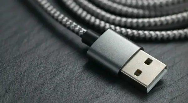 Szary kabel USB z wtyczką, gotowy do podłączenia urządzeń. Czy to USB 2.0, czy szybszy USB 3.0?