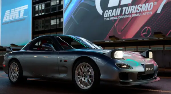 Srebrne RX-7 z podniesionymi światłami, gotowe do jazdy w Gran Turismo 7.