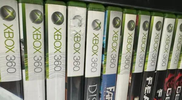 Rząd gier na Xbox 360, w tym tytuły takie jak F.E.A.R. i Far Cry. To kolekcja najlepszych gier na Xbox 360.