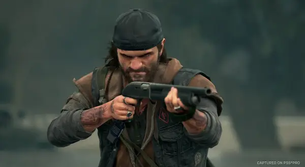 Deacon St. John z Days Gone Remastered celuje z strzelby w deszczu, gotowy na walkę.