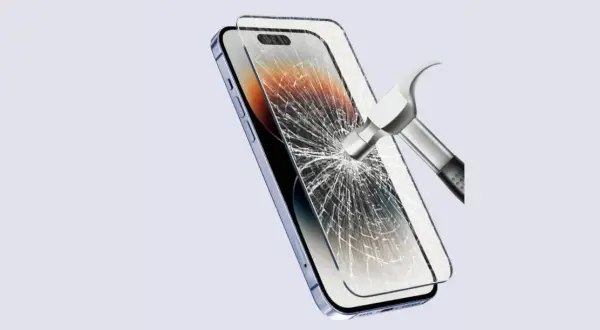 Młotek uderza w ekran telefonu, ale chroni go szkło hartowane. Wybierz folia czy szkło na telefon, by zapewnić bezpieczeństwo.