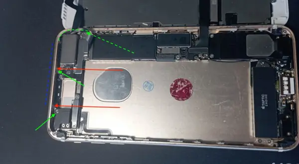 Wnętrze telefonu z widocznym modułem **NFC w telefonie**. Widać elementy płyty głównej, baterię i Taptic Engine.