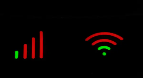 Wskaźniki sygnału: jeden pokazuje siłę połączenia (od zielonego do czerwonego), drugi symbolizuje jak wzmocnić sygnał wifi.