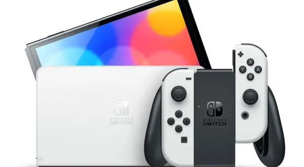 Biały Nintendo Switch z dokiem i kontrolerami Joy-Con. To jest ten słynny switch, który pozwala grać wszędzie.