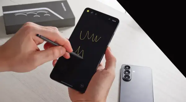 Rysowanie na ekranie najnowszego Samsunga S23 Ultra. Obok leży pudełko i drugi telefon.