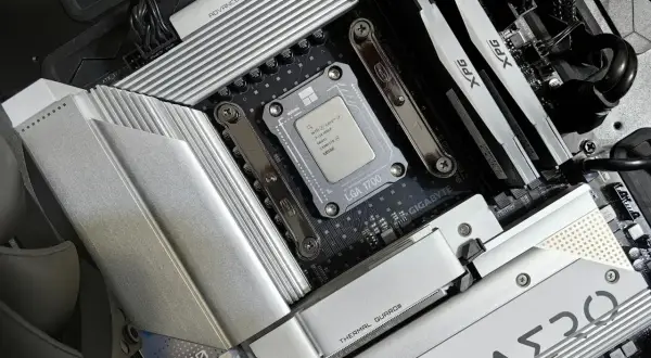 Jak sprawdzić płytę główną? Widok na procesor Intel Core i7, radiator, moduły RAM XPG i złącza na płycie głównej Gigabyte Z790 AERO G.
