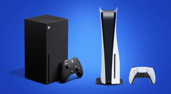 Czarny Xbox Series X i biały PlayStation 5 z kontrolerami. Kiedy nowy Xbox, to wybór jest trudny.