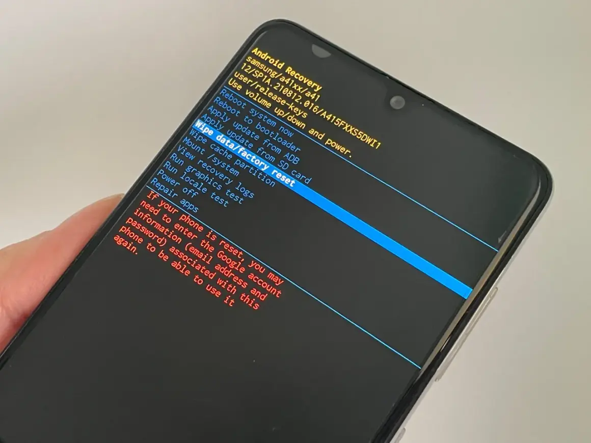 Ekran trybu odzyskiwania Samsunga z opcją "Wipe data/factory reset", która pomoże, jak odblokowac telefon Samsung gdy zapomni sie kodu.
