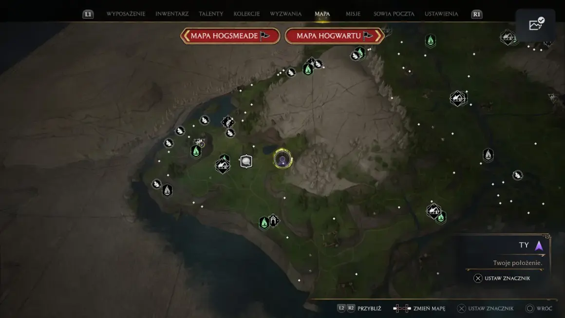 Mapa Hogwarts Legacy pokazuje rozległy teren z rzekami, górami i ikonami wskazującymi miejsca do odkrycia. Widoczne są platformy do lądowania.