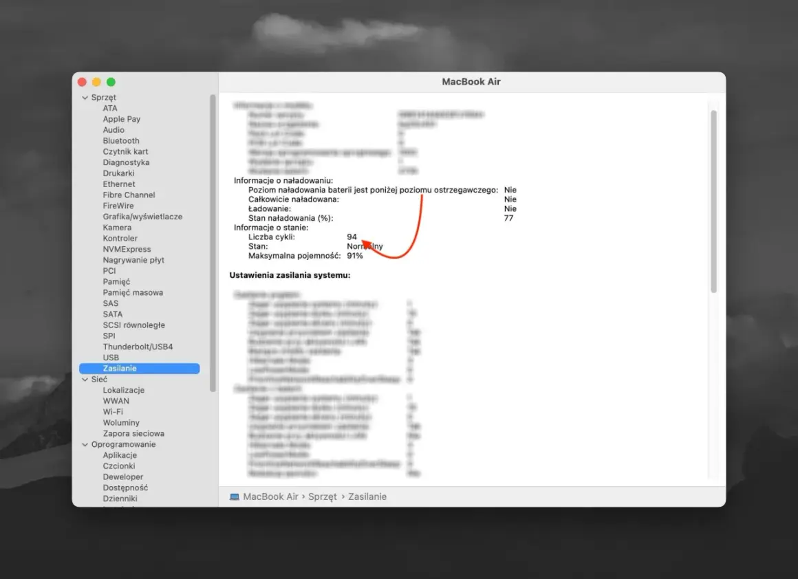 Jak sprawdzić stan baterii w laptopie? Na ekranie MacBook Air w sekcji "Zasilanie" widać informacje o baterii: 91% maksymalnej pojemności, 94 cykle, stan normalny.