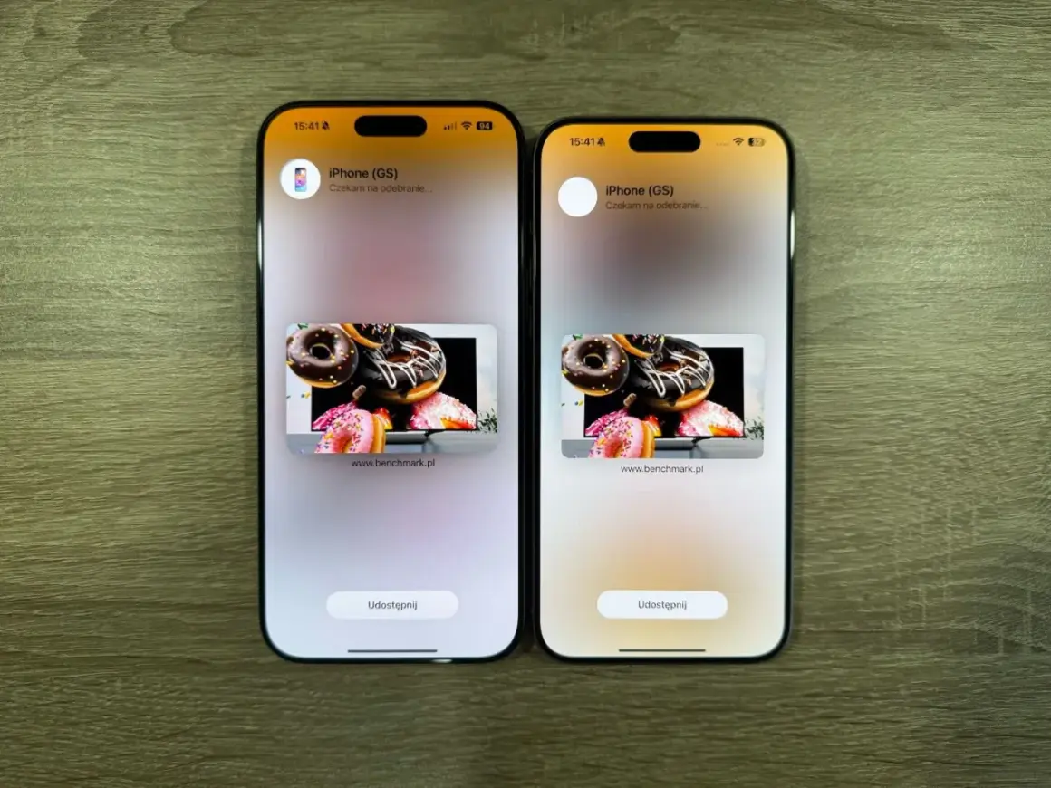 Dwa iPhone'y, jeden obok drugiego, prezentują udostępnianie zdjęć pączków. Porównanie iPhone 16 Pro Max wymiary.