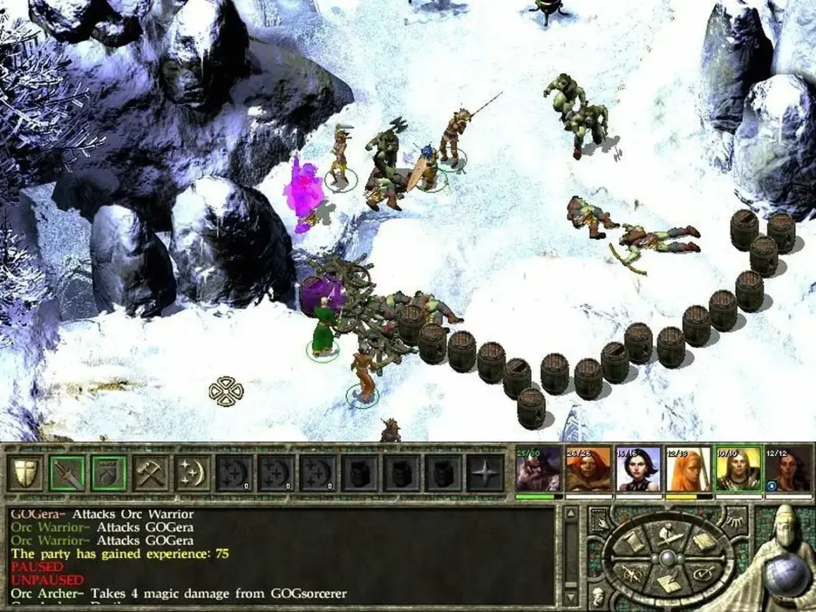 Bitwa w śnieżnym krajobrazie w grze Icewind Dale 2. Bohaterowie walczą z orkami, a na ekranie widać interfejs gry.