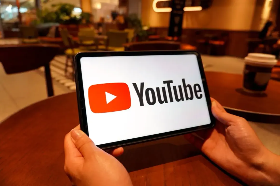 Tablet z logo YouTube, idealny do oglądania transmisji na żywo i pobijania rekordów live na YT.