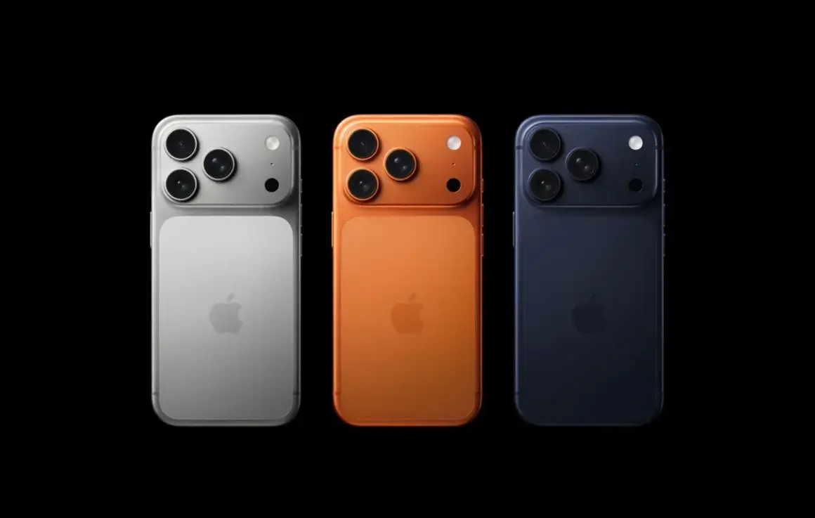 Trzy telefony iPhone 18 w kolorach srebrnym, pomarańczowym i granatowym, każdy z trzema obiektywami aparatu.