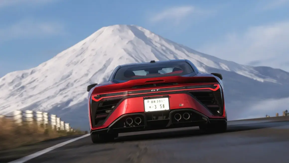 Czerwony sportowy samochód pędzi drogą z widokiem na ośnieżoną górę. Czy to zapowiedź forza horizon 6 premiera?
