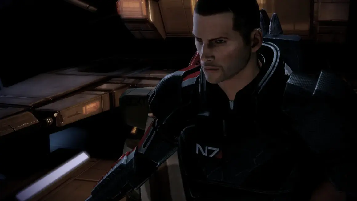 Komandor Shepard w zbroi N7, przygotowuje się do ostatniej, samobójczej misji w Mass Effect 2.