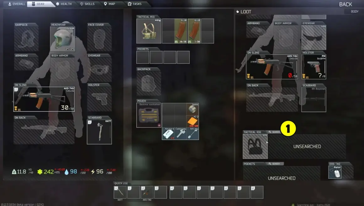 Gracz przygotowuje się do ucieczki z Tarkov na PS5, ekwipując broń i przedmioty.