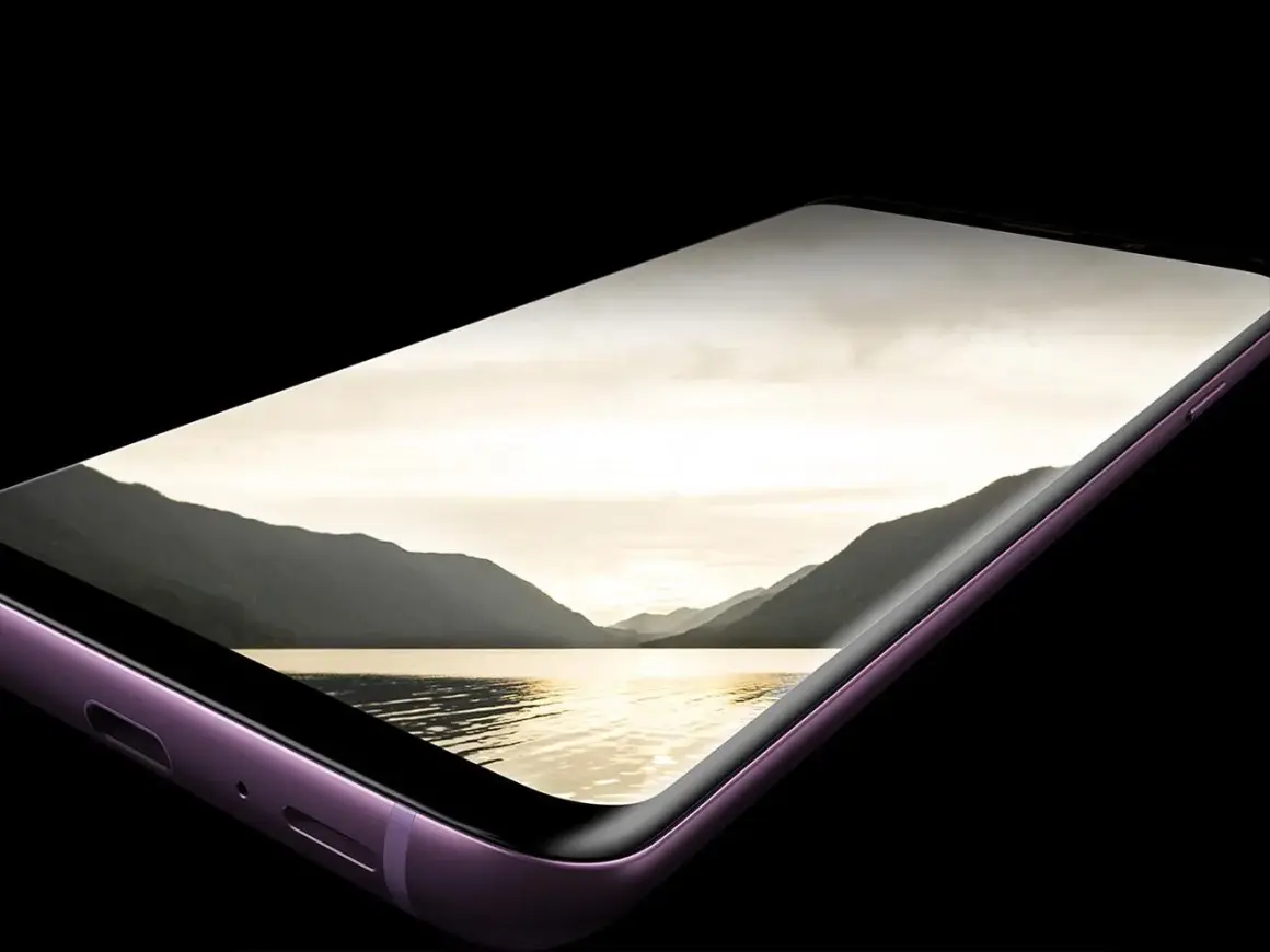Fioletowy Samsung S9 na premierze prezentuje piękny krajobraz z jeziorem i górami.