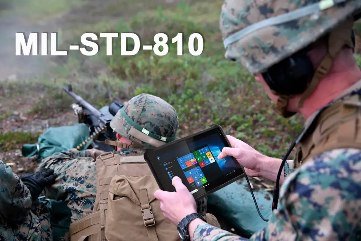 Żołnierz sprawdza dane na tablecie zgodnym ze **standardem militarnym MIL-STD-810H** podczas ćwiczeń.