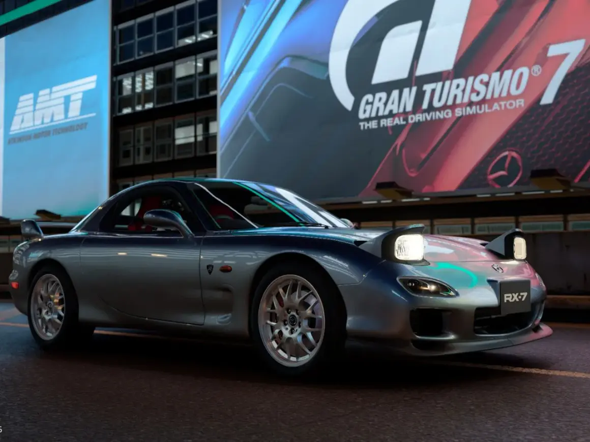 Srebrne RX-7 z podniesionymi światłami, gotowe do jazdy w Gran Turismo 7.