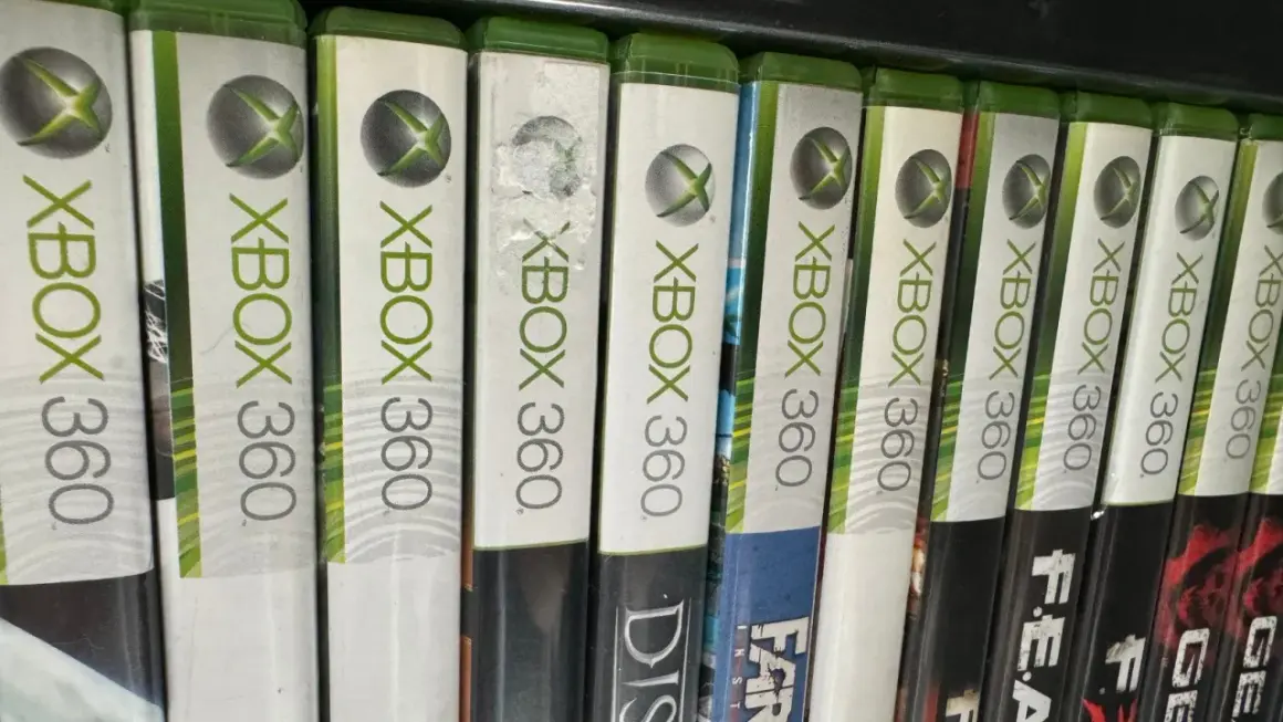 Rząd gier na Xbox 360, w tym tytuły takie jak F.E.A.R. i Far Cry. To kolekcja najlepszych gier na Xbox 360.