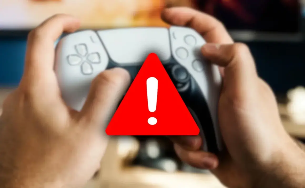 Ręce trzymające kontroler PlayStation, na którym widnieje czerwony trójkąt z wykrzyknikiem, symbolizujący awarię.