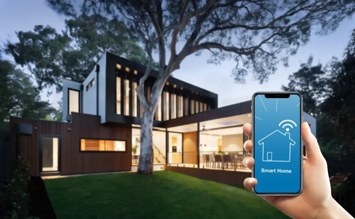Nowoczesny dom z ogrodem, sterowany przez aplikację Smart Home na telefonie.