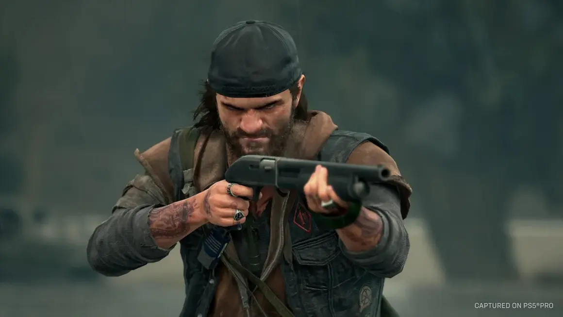 Deacon St. John z Days Gone Remastered celuje z strzelby w deszczu, gotowy na walkę.