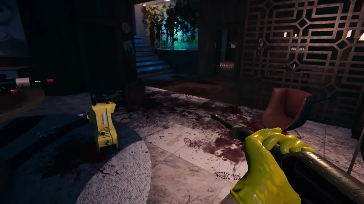 Ręka w żółtej rękawiczce trzyma narzędzie, gotowa do pracy jako **crime scene cleaner** w zalanym krwią wnętrzu.
