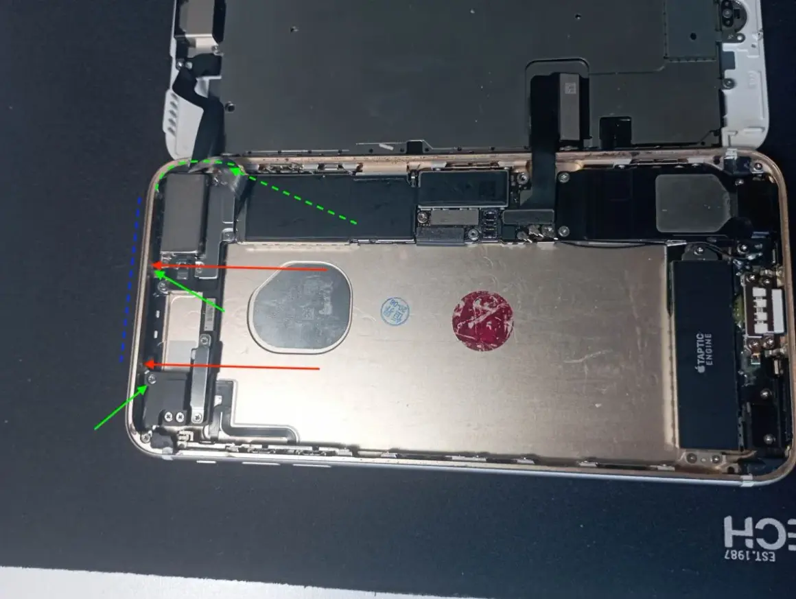 Wnętrze telefonu z widocznym modułem **NFC w telefonie**. Widać elementy płyty głównej, baterię i Taptic Engine.