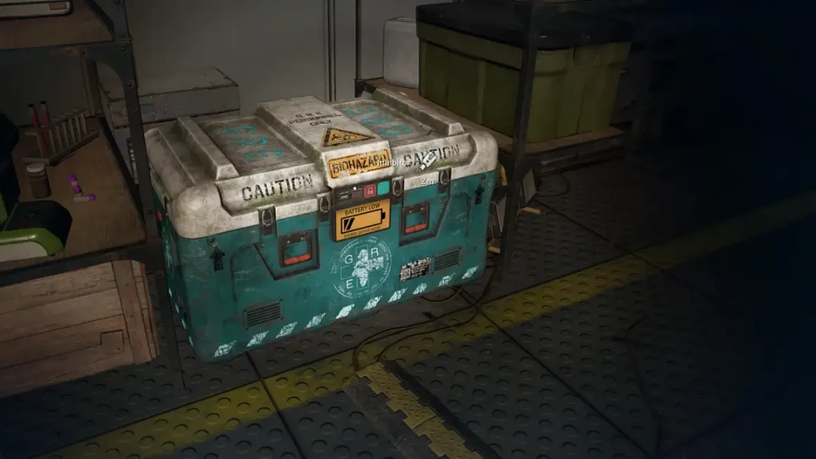 Skrzynia z napisem "BIOHAZARD inhibitor" i wskaźnikiem niskiego poziomu baterii, kluczowy element w Dying Light 2.