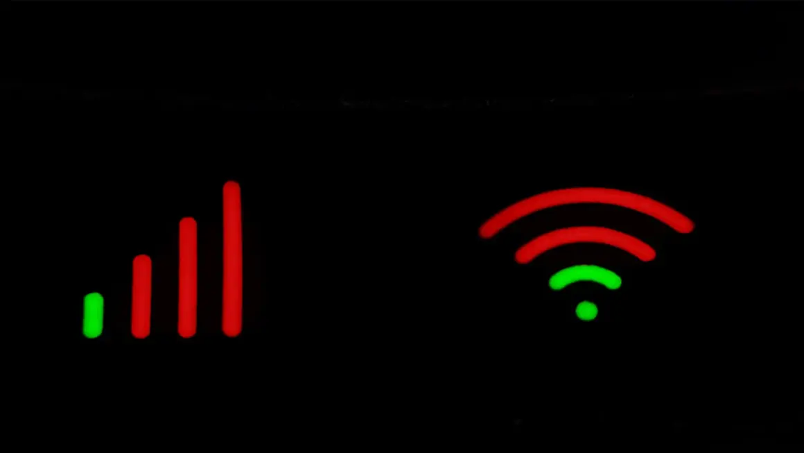 Wskaźniki sygnału: jeden pokazuje siłę połączenia (od zielonego do czerwonego), drugi symbolizuje jak wzmocnić sygnał wifi.