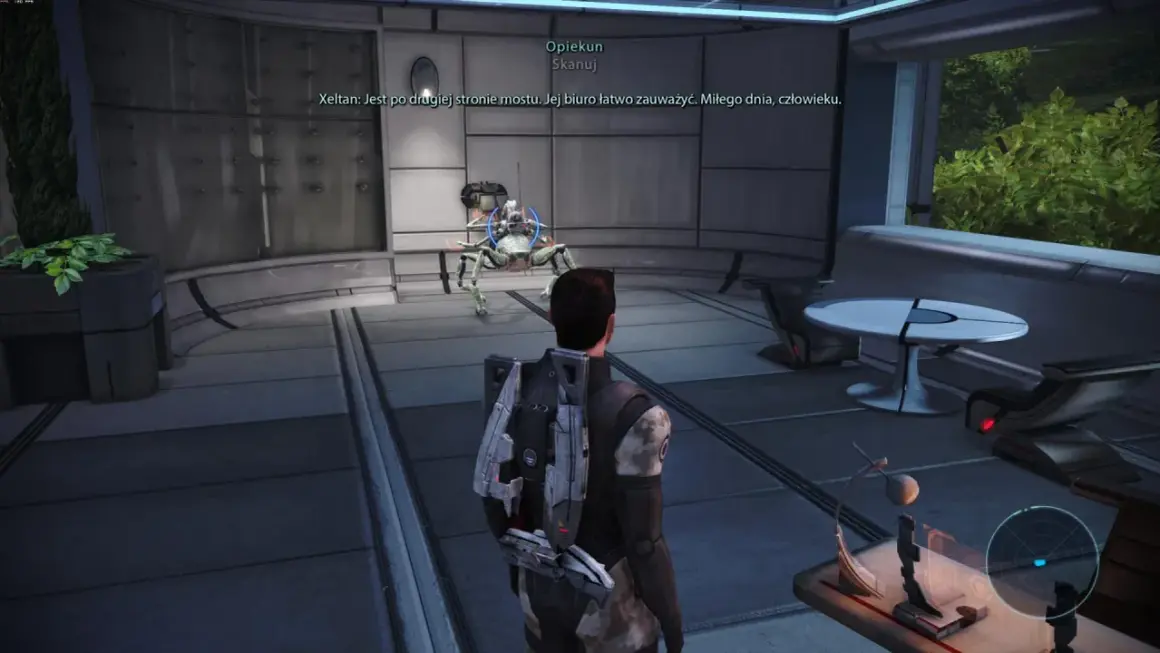 W grze Mass Effect, opiekunowie pomagają w nawigacji. Postać gracza stoi przed mechanicznym stworzeniem w futurystycznym wnętrzu.