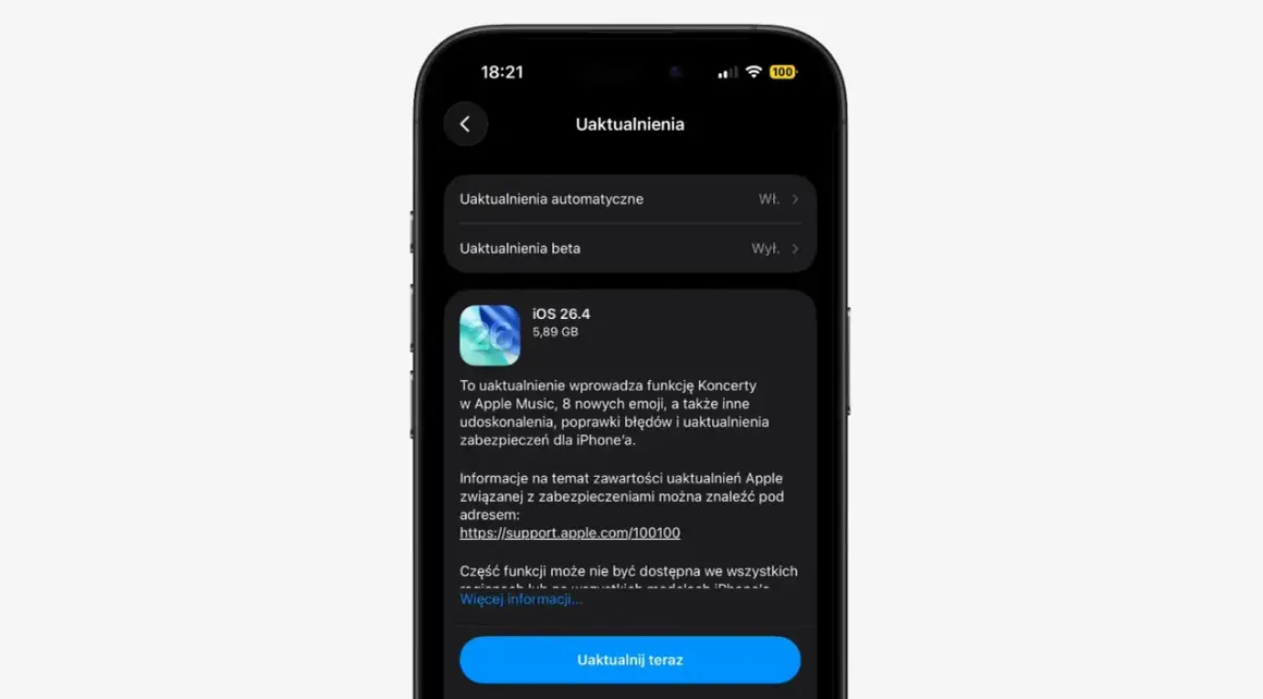 Ekran iPhone'a z informacją o aktualizacji iOS 26.4, która dodaje funkcję Koncerty w Apple Music i nowe emoji.