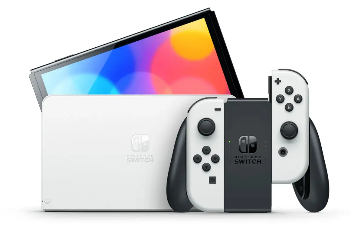 Biały Nintendo Switch z dokiem i kontrolerami Joy-Con. To jest ten słynny switch, który pozwala grać wszędzie.