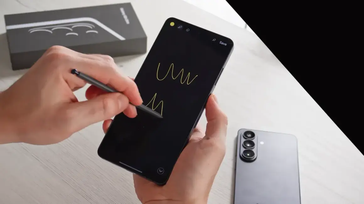 Rysowanie na ekranie najnowszego Samsunga S23 Ultra. Obok leży pudełko i drugi telefon.