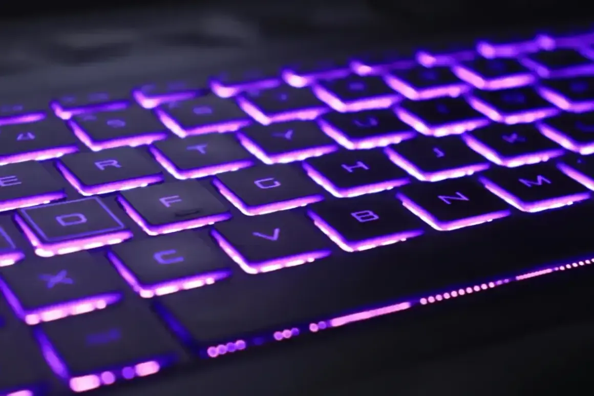 Klawiatura laptopa Lenovo z fioletowym podświetleniem. Dowiedz się, jak włączyć podświetlenie klawiatury w laptopie Lenovo, aby ułatwić sobie pracę w ciemności.
