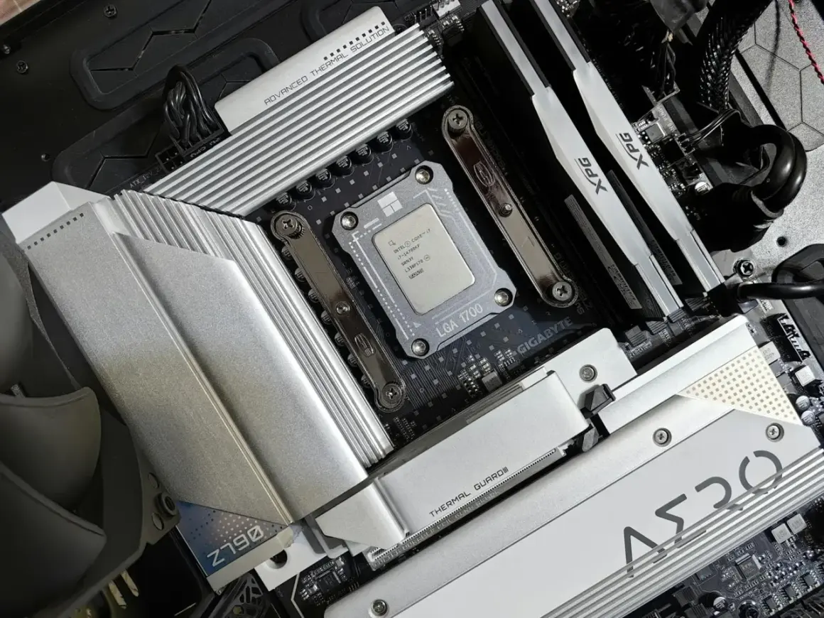 Jak sprawdzić płytę główną? Widok na procesor Intel Core i7, radiator, moduły RAM XPG i złącza na płycie głównej Gigabyte Z790 AERO G.